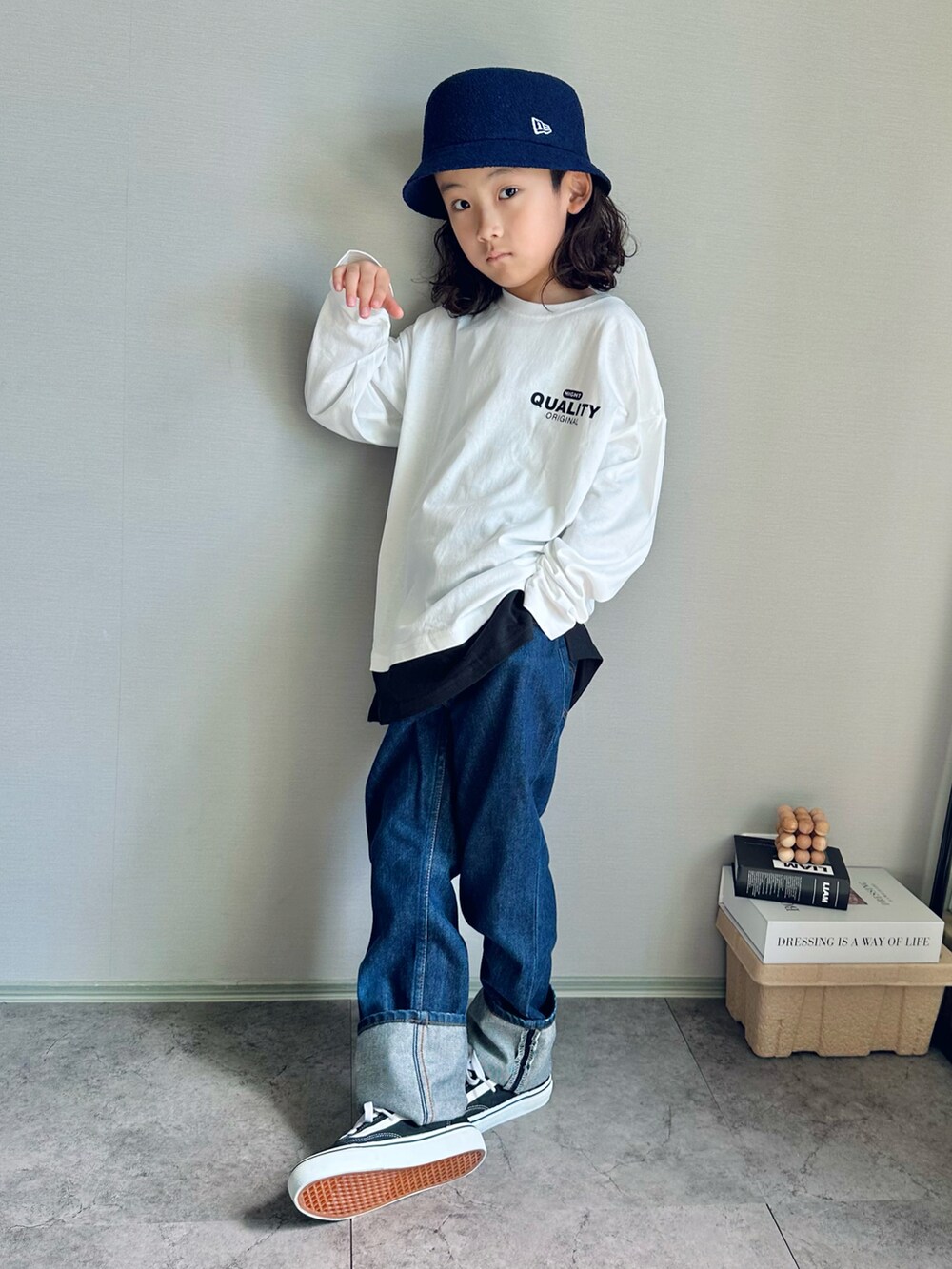 ホワイト系のTシャツ/カットソー、ブラック系のスニーカー、ブルー系のデニムパンツを着用したキッズの秋コーディネートの3枚目の写真