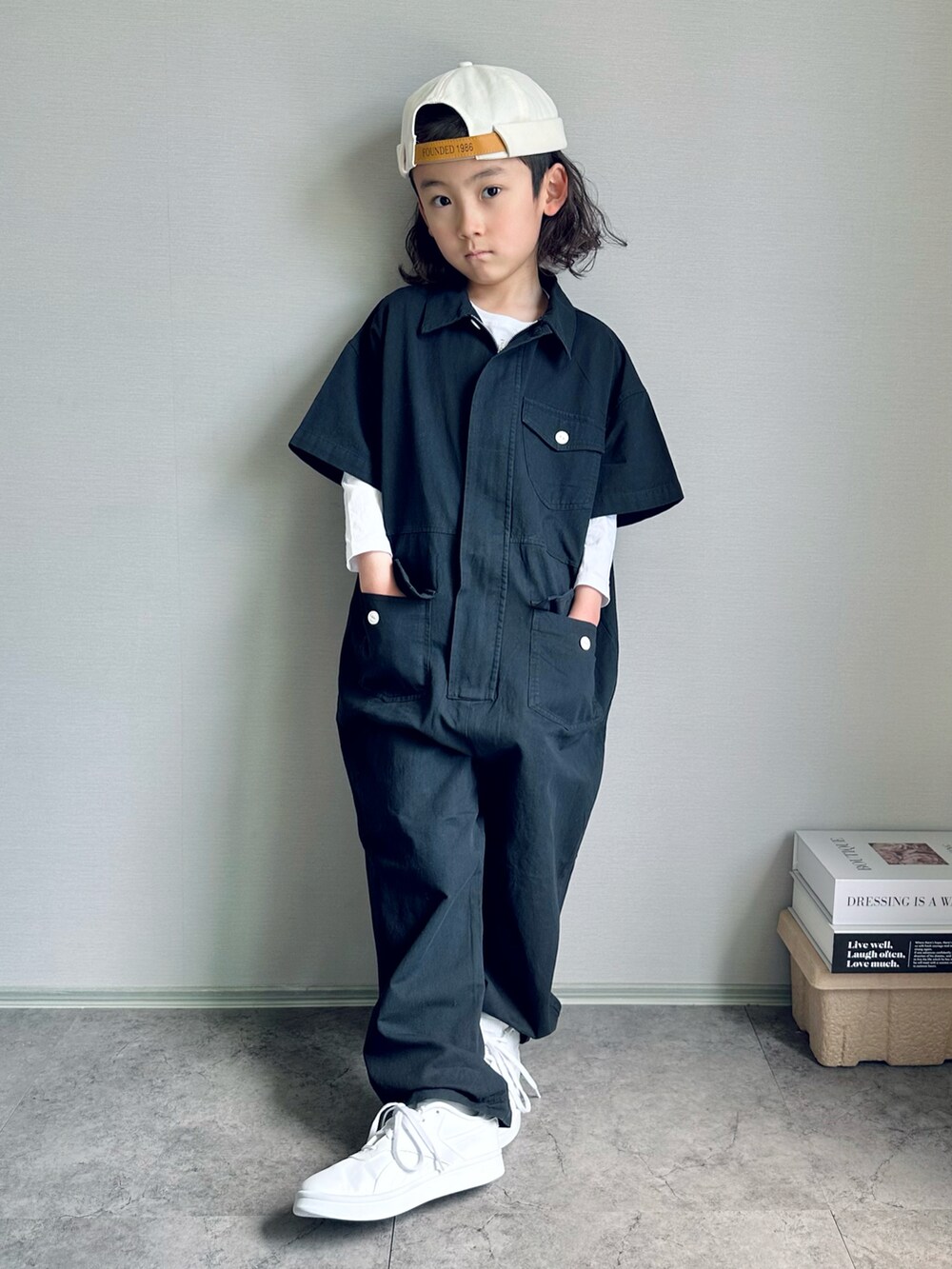 ブラック系のつなぎ/オールインワン、ホワイト系のスニーカーを着用したキッズの春コーディネートの2枚目の写真