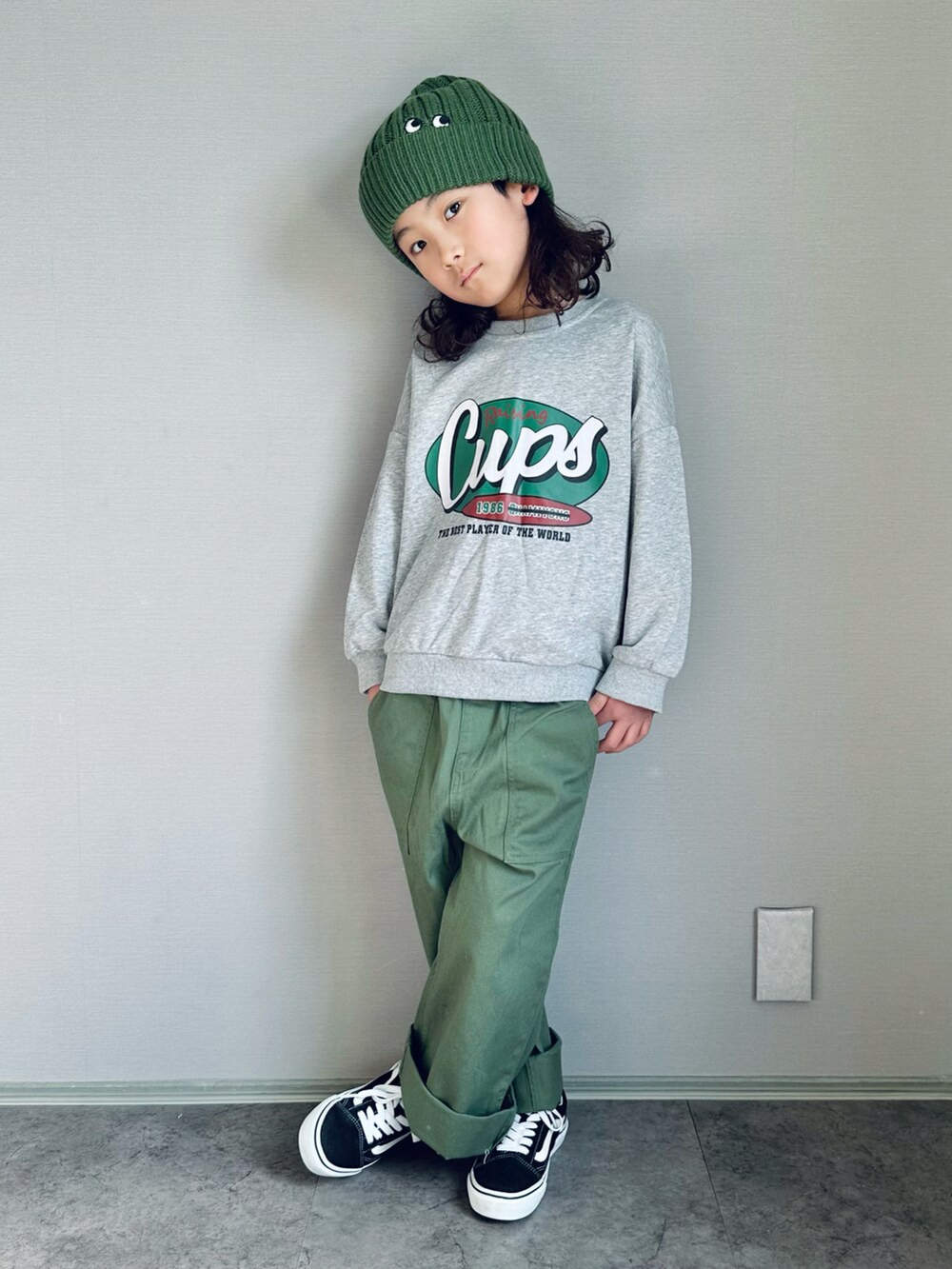 グリーン系のその他パンツ、ブラック系のスニーカー、グレー系のトップスを着用したキッズの冬コーディネートの2枚目の写真