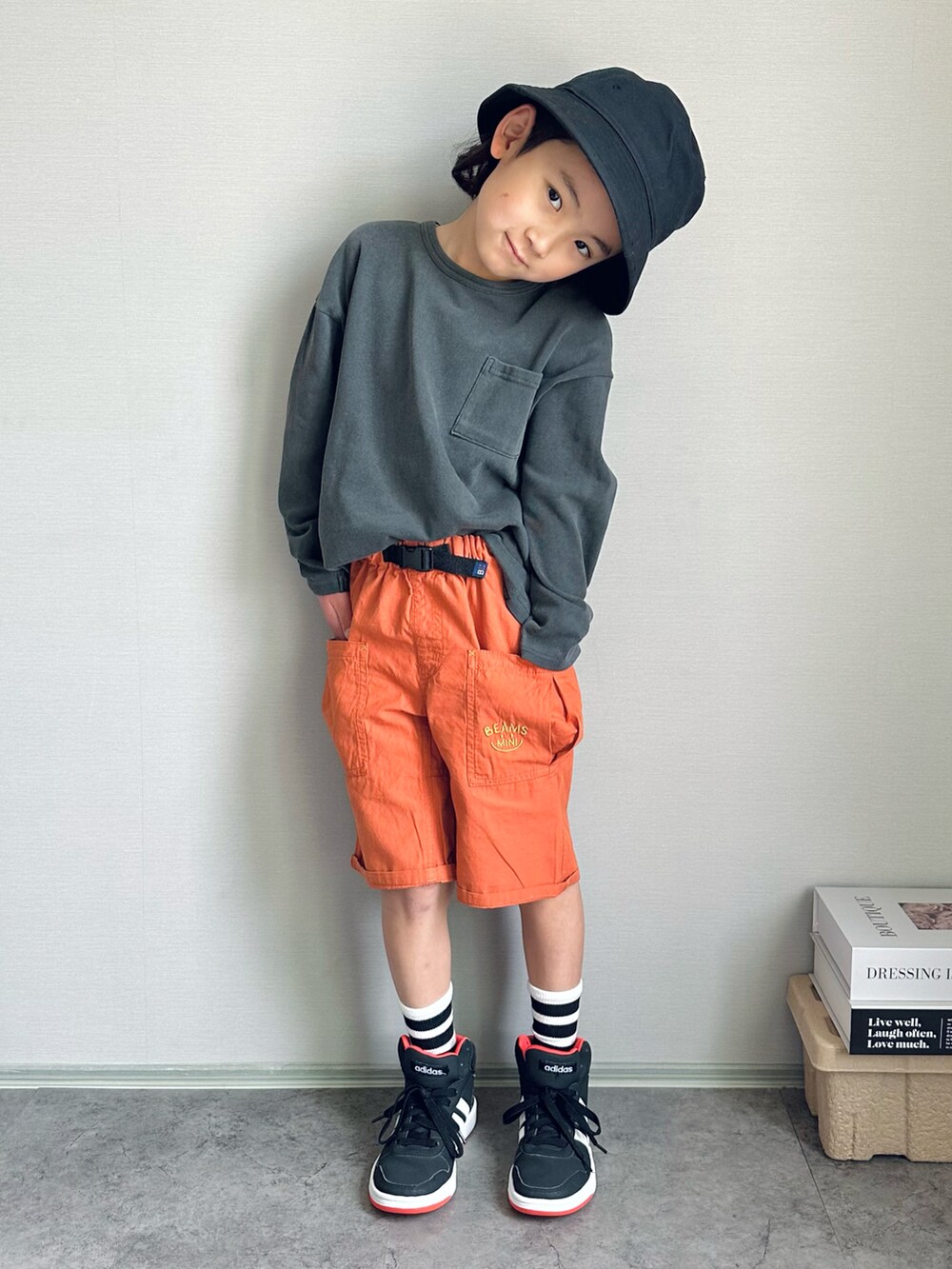 オレンジ系のその他パンツ、グレー系のTシャツ/カットソー、ホワイト系のスニーカーを着用したキッズの春コーディネートの2枚目の写真