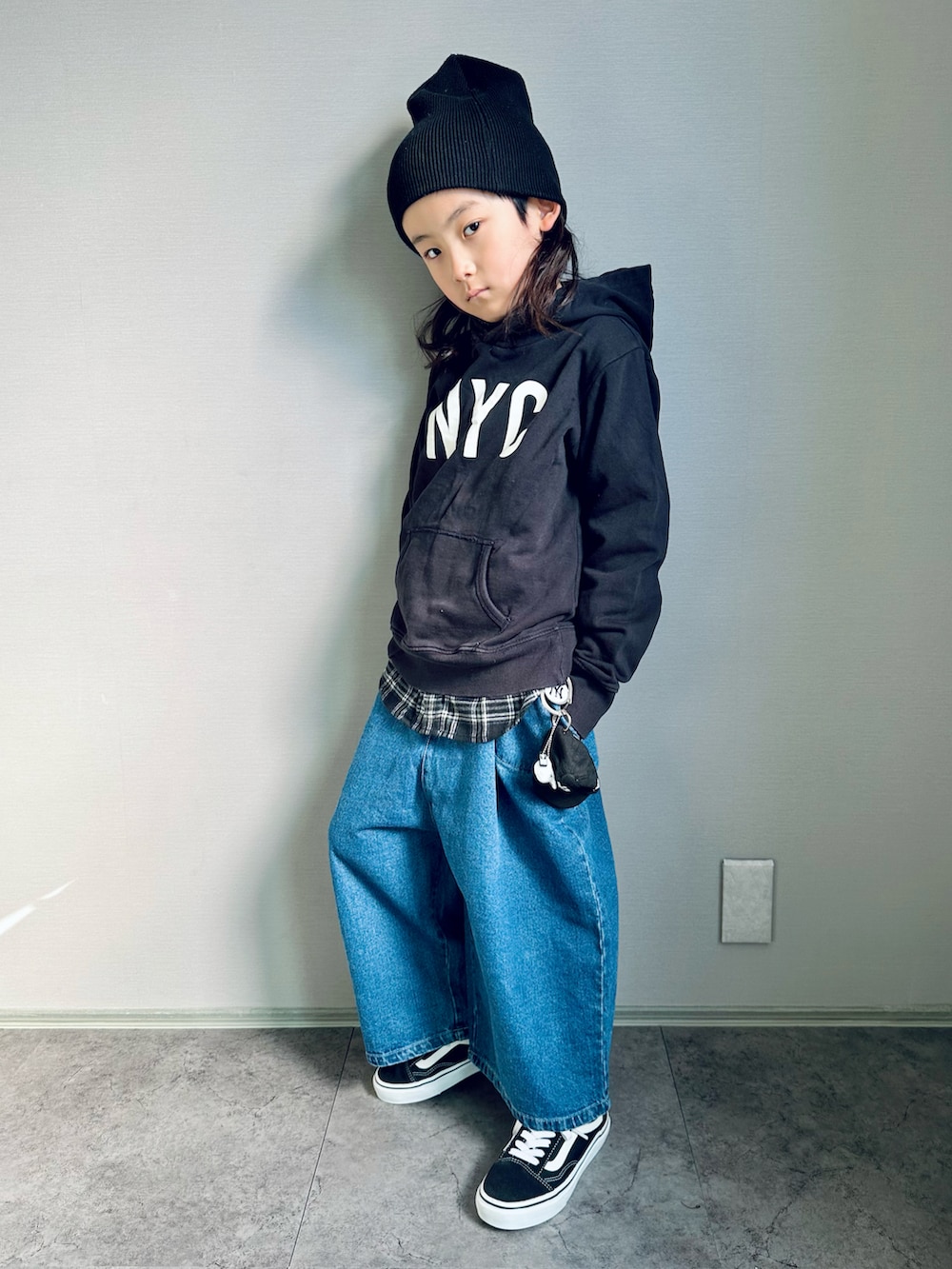 ホワイト系のシャツ/ブラウス、ブラック系のスニーカー、ブラック系のパーカーを着用したキッズの冬コーディネートの2枚目の写真