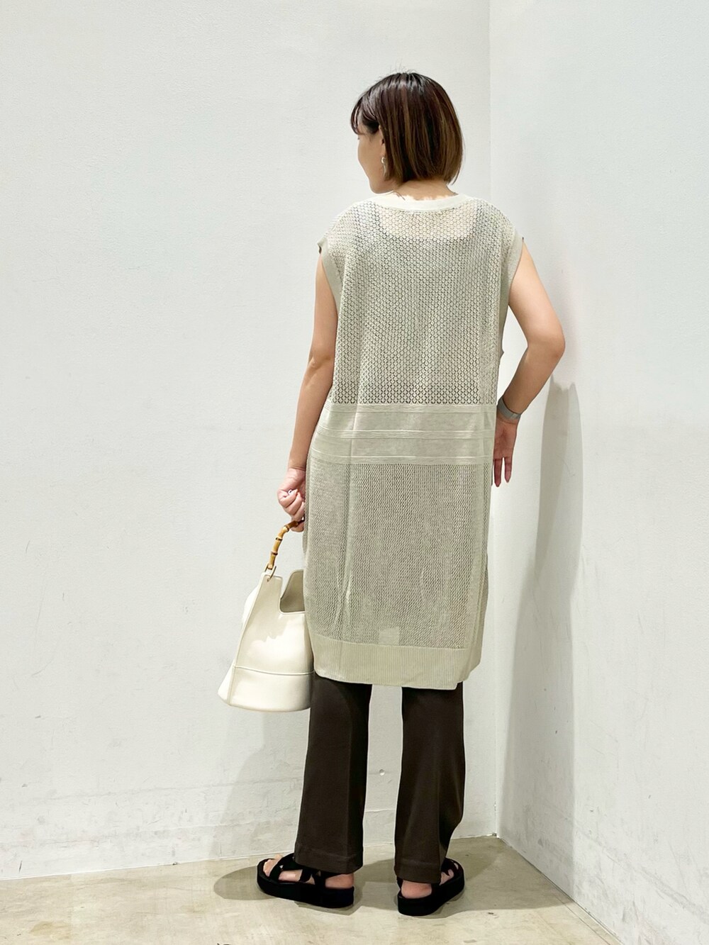 グレー系のベスト、その他のタンクトップ、ブラウン系のその他パンツを着用したレディースの夏コーディネートの3枚目の写真