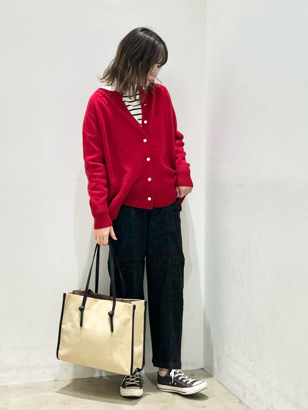 レッド系のカーディガン/ボレロ、その他のニット/セーター、ブラック系のその他パンツを着用したレディースの冬コーディネートの2枚目の写真