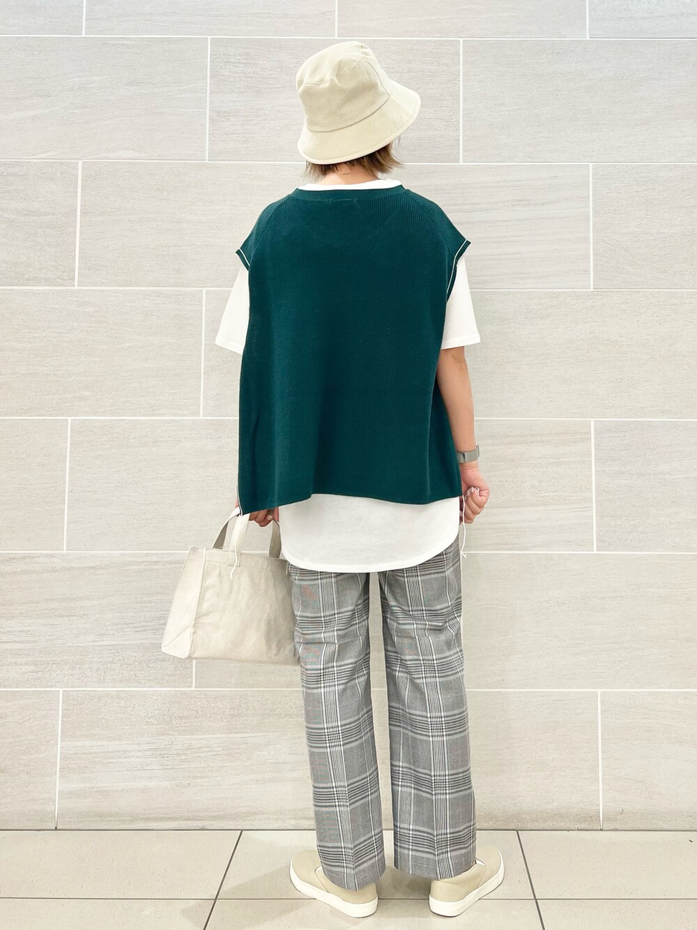 グリーン系のTシャツ/カットソー、グレー系のその他パンツ、ホワイト系のトートバッグを着用したレディースの夏コーディネートの4枚目の写真