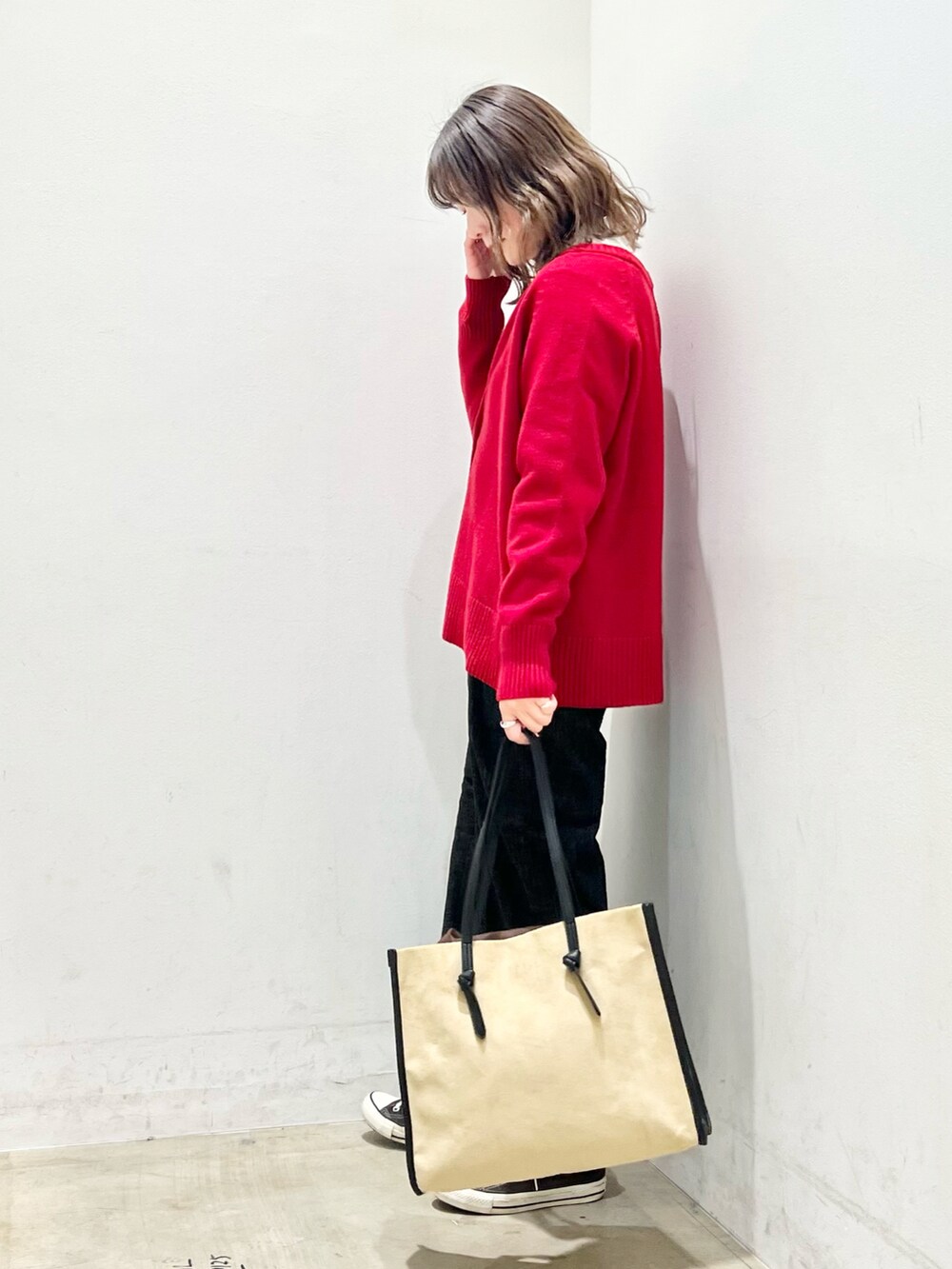 レッド系のカーディガン/ボレロ、その他のニット/セーター、ブラック系のその他パンツを着用したレディースの冬コーディネートの3枚目の写真