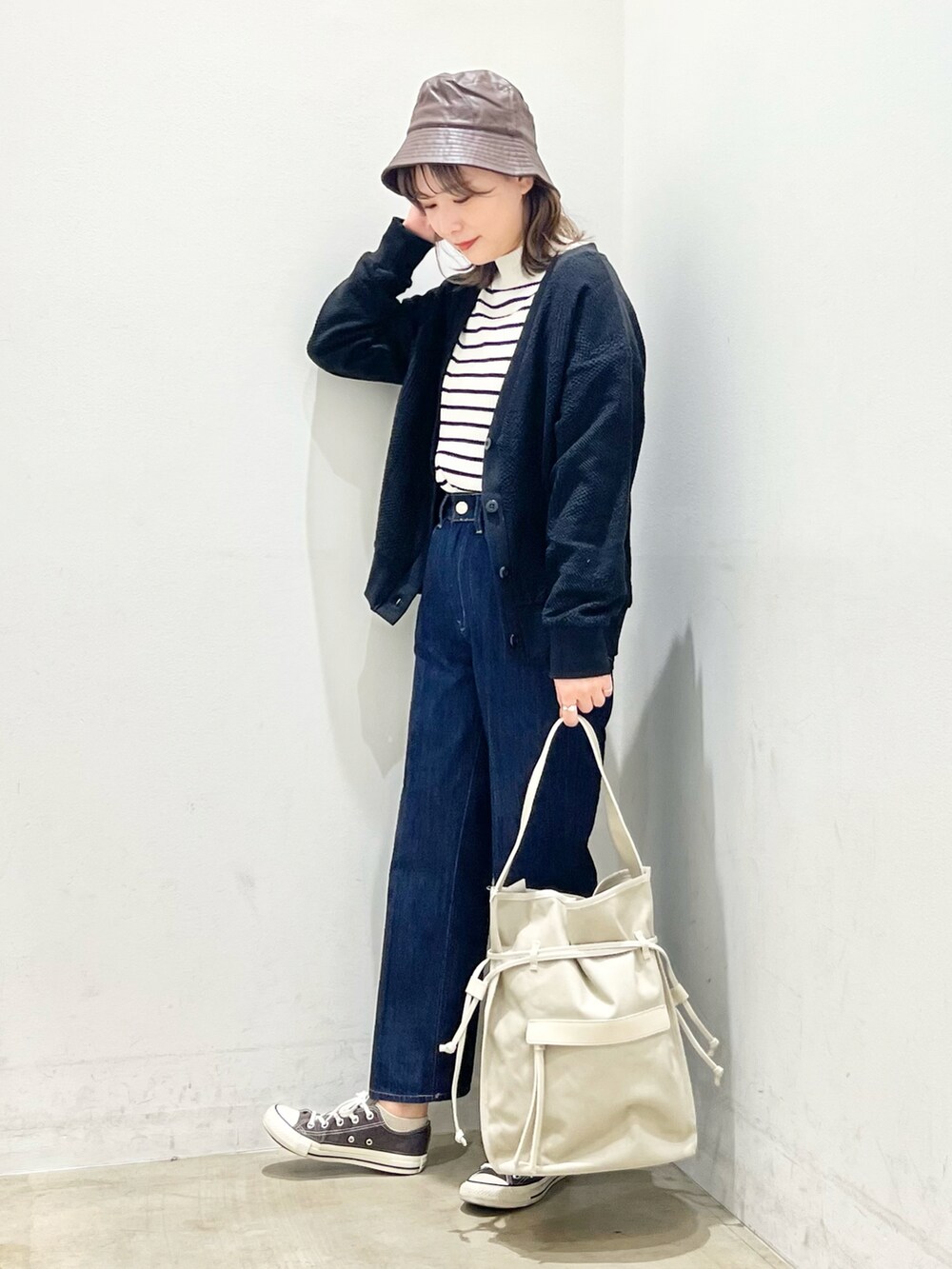 その他のニット/セーター、ブラック系のカーディガン/ボレロ、ブルー系のデニムパンツを着用したレディースの冬コーディネートの2枚目の写真