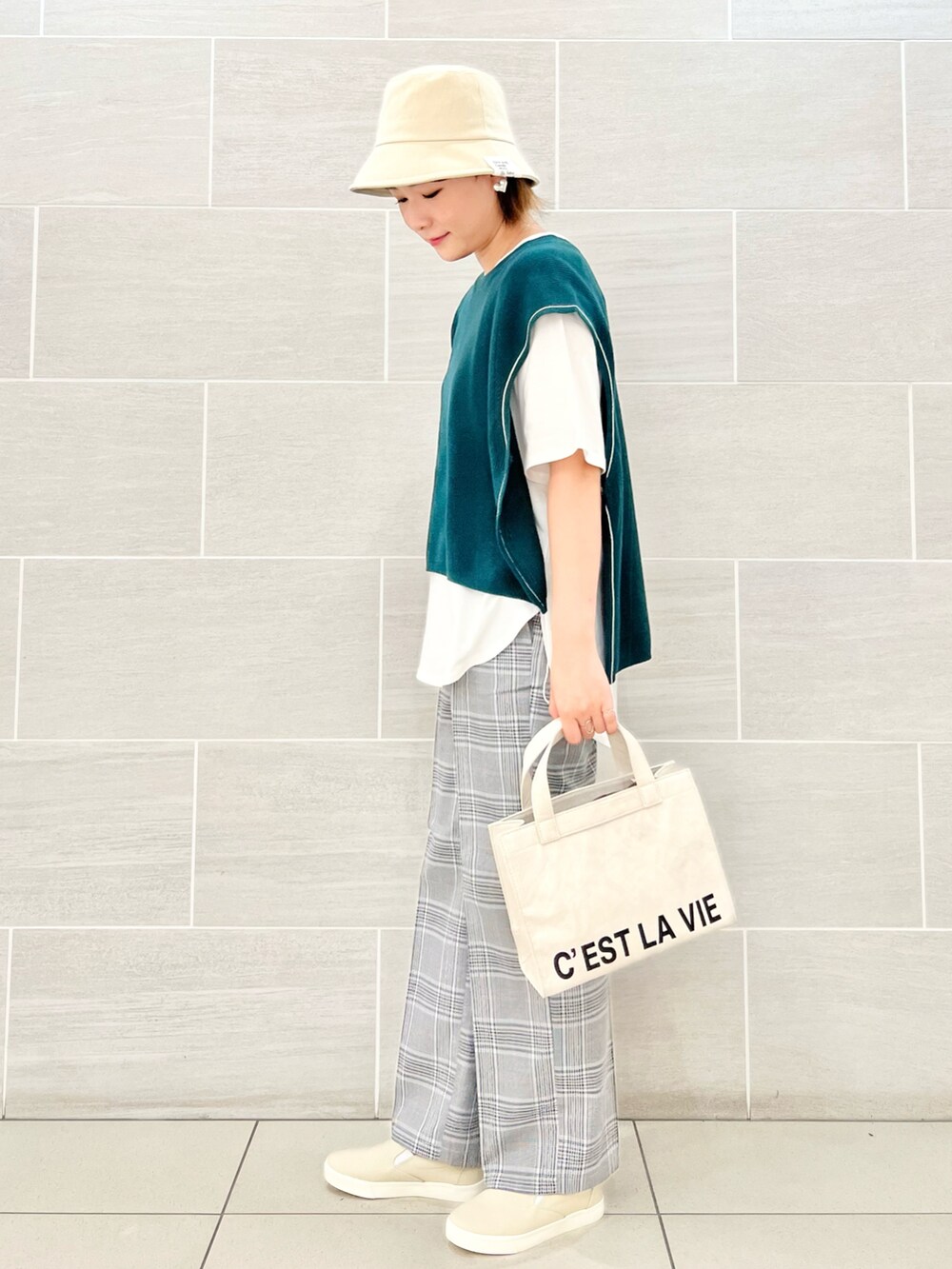 グリーン系のTシャツ/カットソー、グレー系のその他パンツ、ホワイト系のトートバッグを着用したレディースの夏コーディネートの3枚目の写真