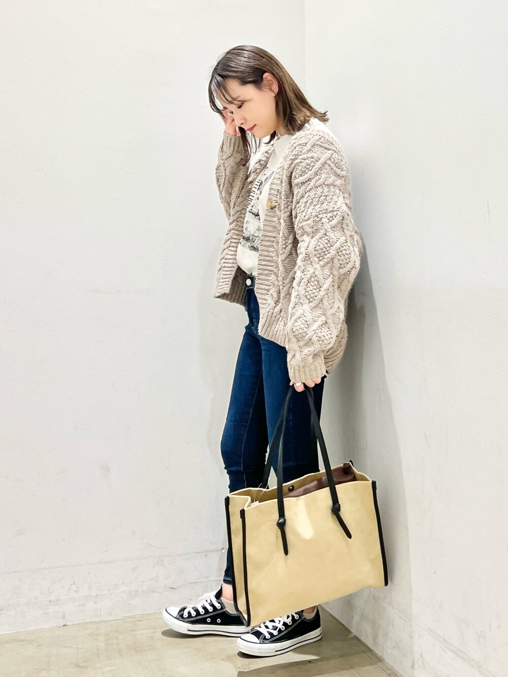 ブルー系のデニムパンツ、その他のTシャツ/カットソー、ブラウン系のカーディガン/ボレロを着用したレディースの冬コーディネートの2枚目の写真