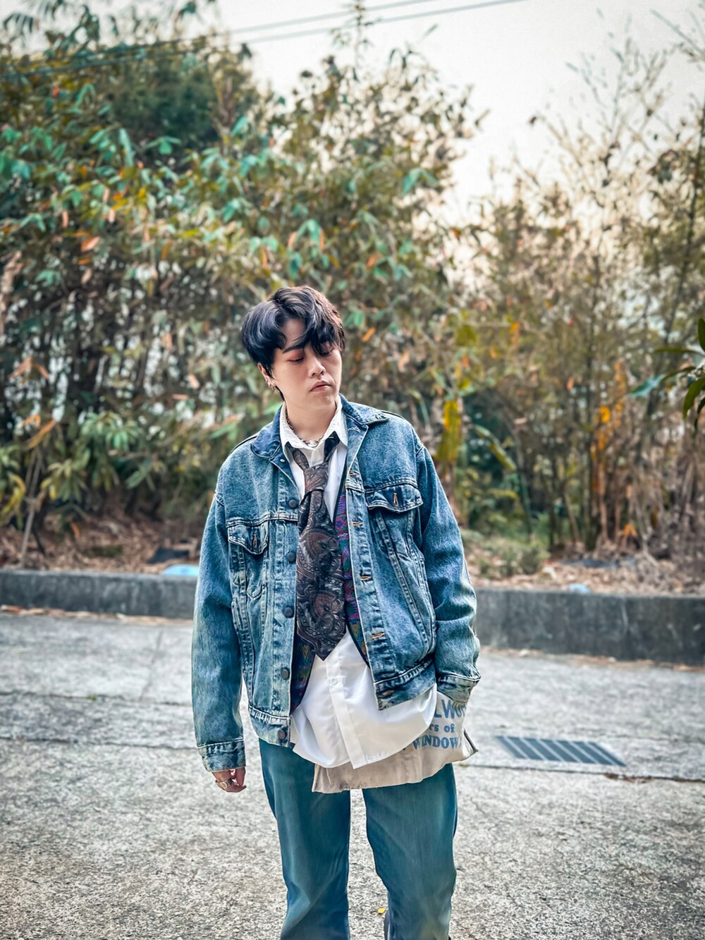 ブラック系のシューズ、ブルー系のデニムパンツ、ブルー系のデニムジャケットを着用したメンズの春コーディネートの4枚目の写真