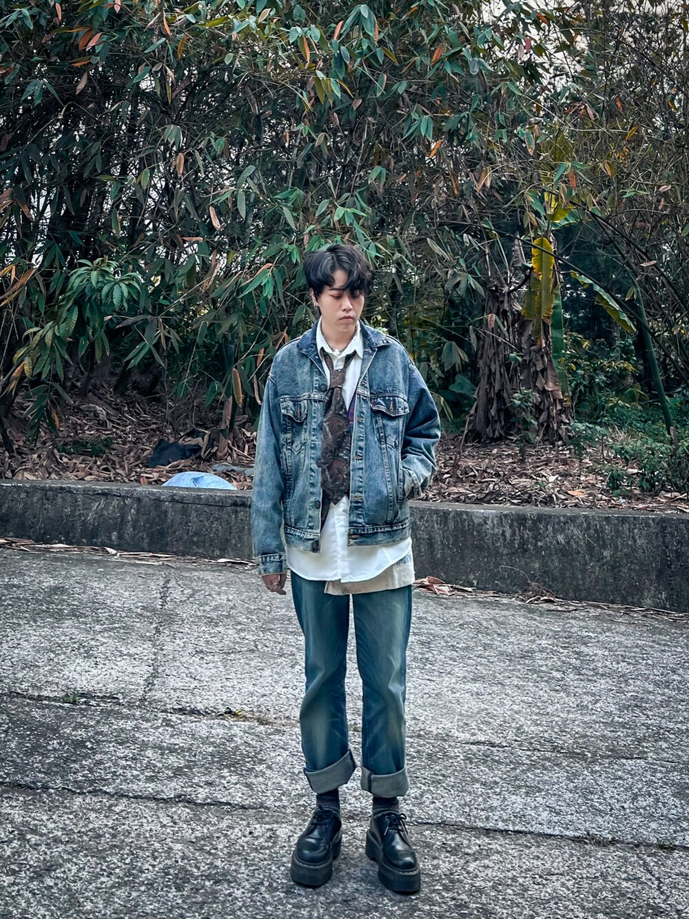 ブラック系のシューズ、ブルー系のデニムパンツ、ブルー系のデニムジャケットを着用したメンズの春コーディネートの2枚目の写真