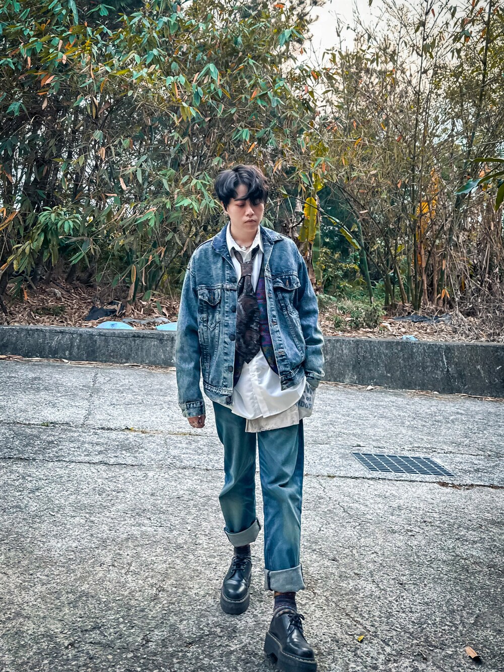 ブラック系のシューズ、ブルー系のデニムパンツ、ブルー系のデニムジャケットを着用したメンズの春コーディネートの3枚目の写真