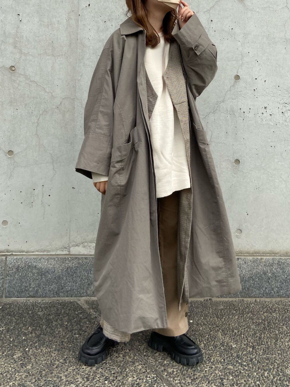 ブラウン系のベスト、ベージュ系のその他パンツ、グリーン系のショルダーバッグを着用したレディースの冬コーディネートの5枚目の写真