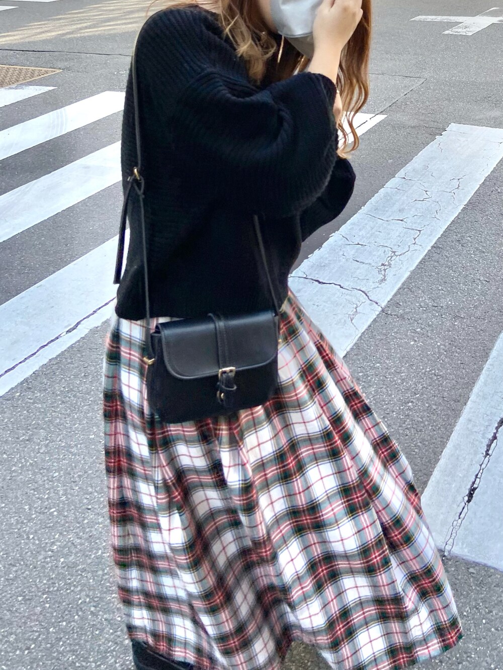 ホワイト系のスカート、ブラック系のローファーを着用したレディースの春コーディネートの4枚目の写真