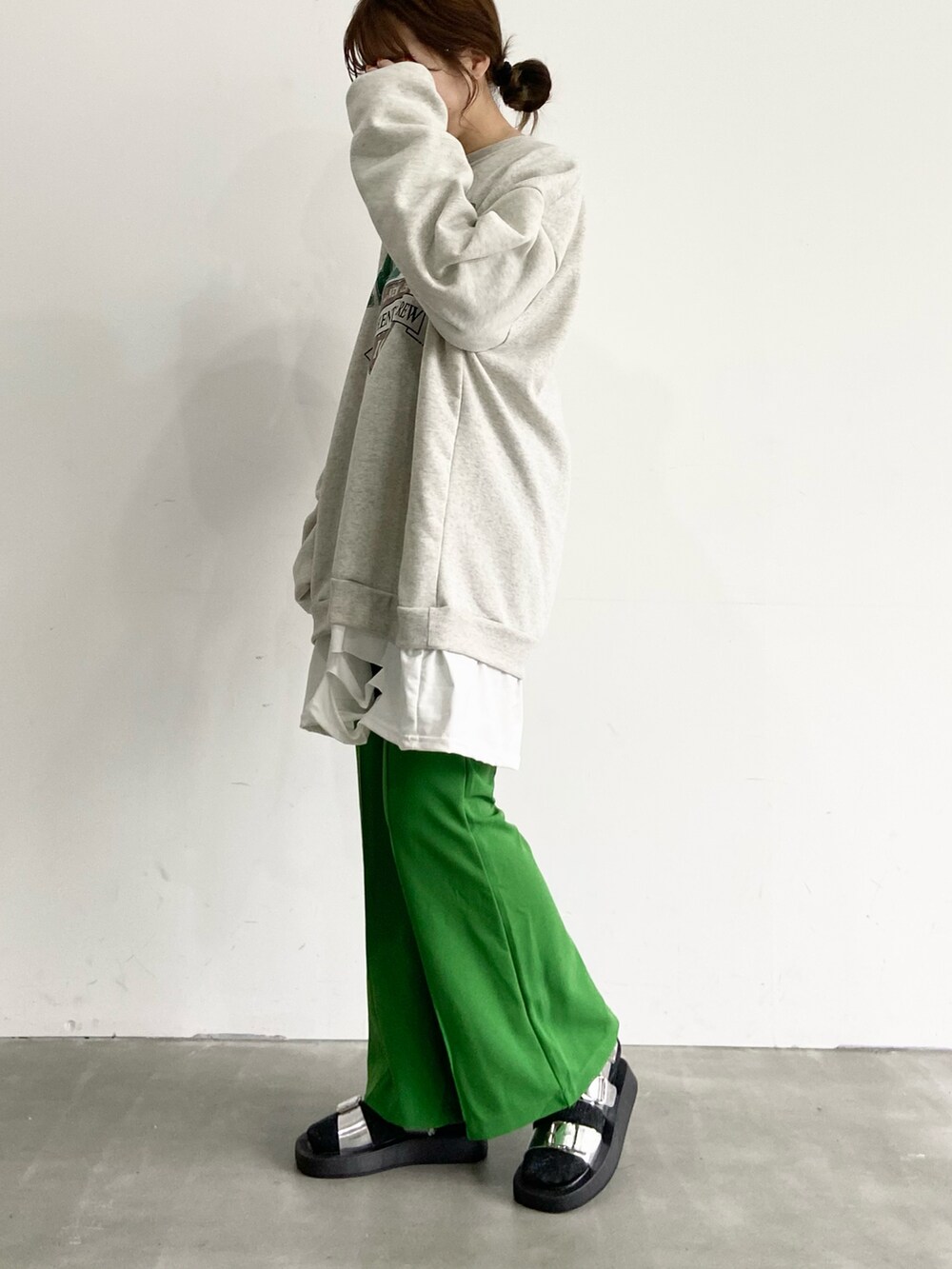 シルバー系のサンダル、グレー系のスウェット、グリーン系のその他パンツを着用したレディースの冬コーディネートの2枚目の写真