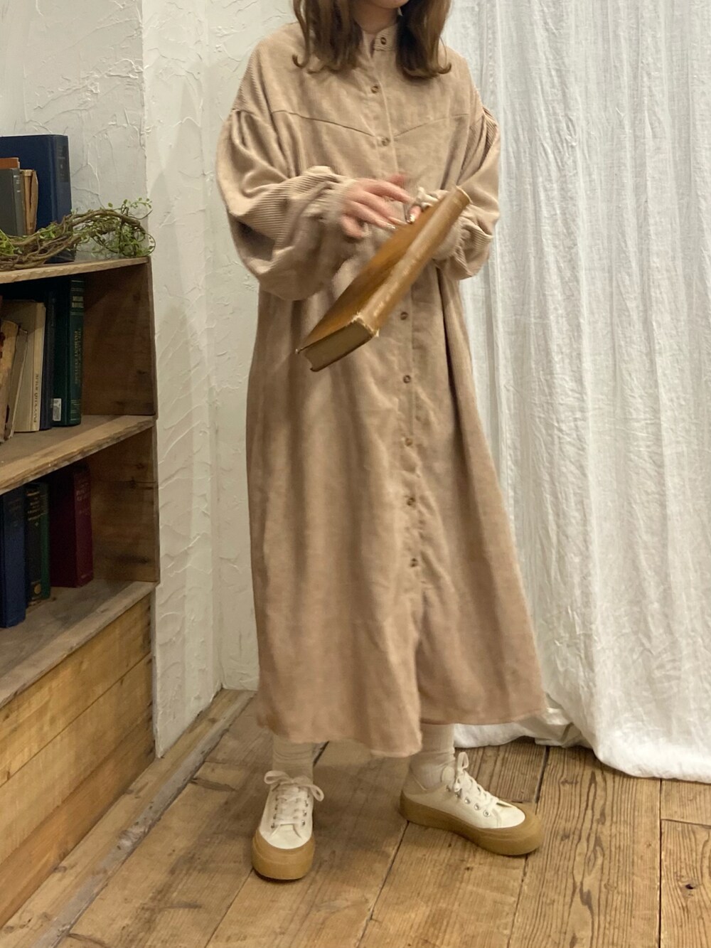 ベージュ系のワンピース、ベージュ系のスニーカーを着用したレディースの秋コーディネートの5枚目の写真