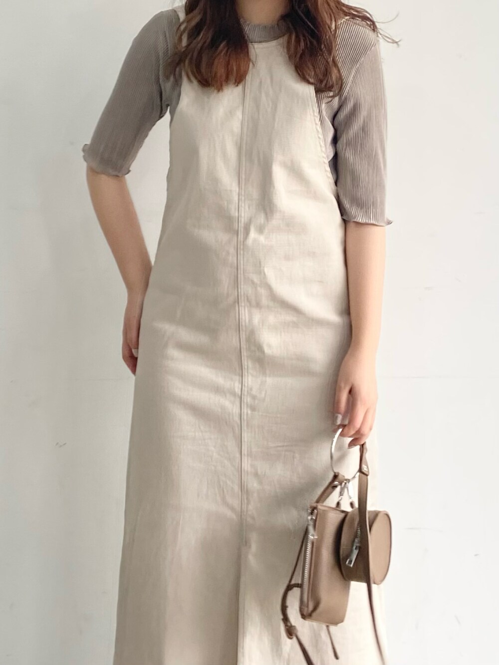 ベージュ系のTシャツ/カットソー、ベージュ系のスニーカーを着用したレディースの夏コーディネートの3枚目の写真