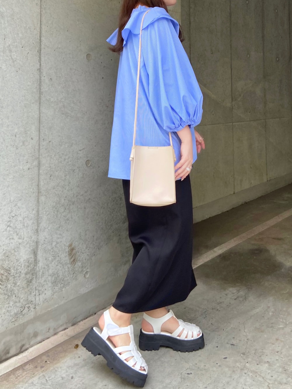 ブルー系のシャツ/ブラウス、ブラック系のスカート、ホワイト系のサンダルを着用したレディースの夏コーディネートの3枚目の写真