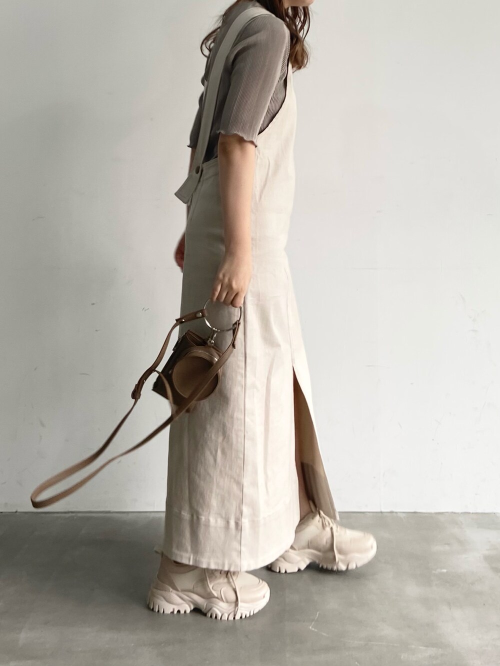 ベージュ系のTシャツ/カットソー、ベージュ系のスニーカーを着用したレディースの夏コーディネートの2枚目の写真