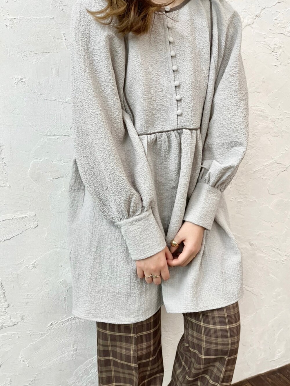 グレー系のシャツ/ブラウス、ブラウン系のその他パンツを着用したレディースの春コーディネートの2枚目の写真