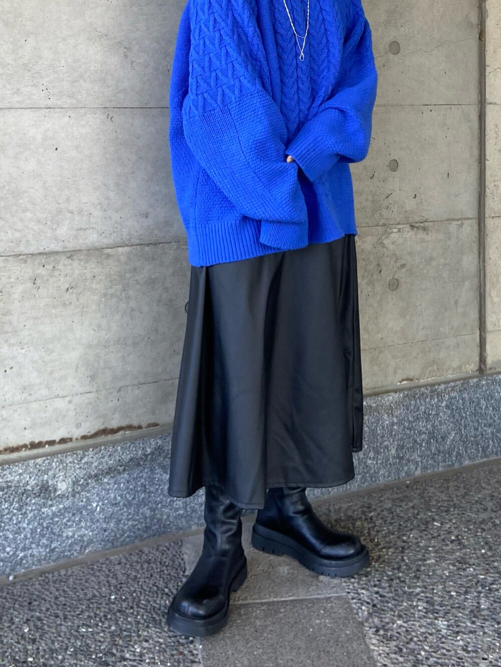 ブラック系のブーツ、ブラック系のスカートを着用したレディースの冬コーディネートの3枚目の写真