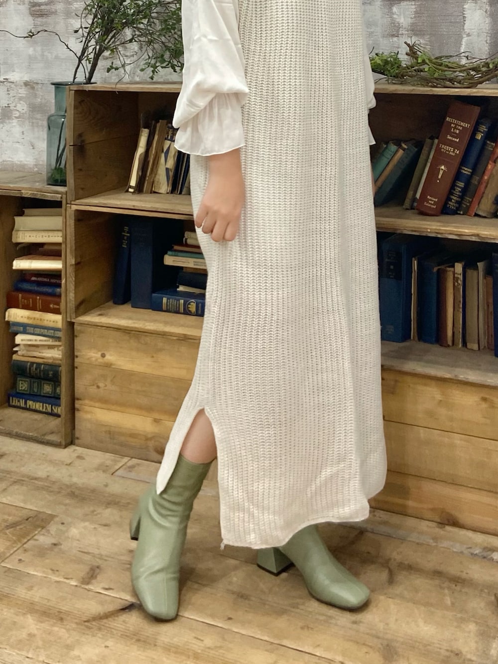 ホワイト系のワンピース、グリーン系のブーツを着用したレディースの秋コーディネートの2枚目の写真