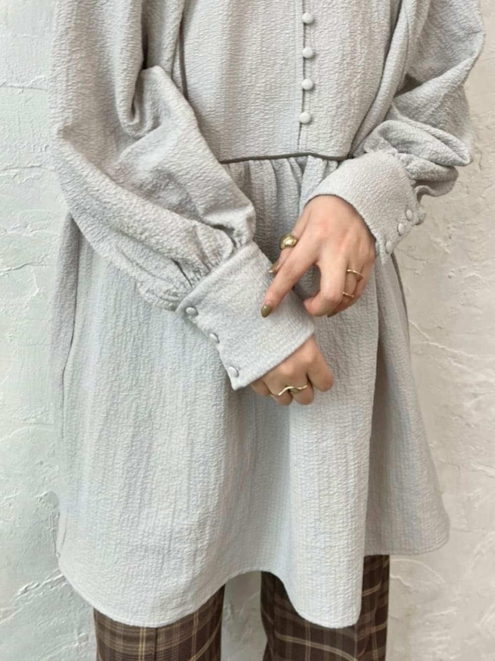 グレー系のシャツ/ブラウス、ブラウン系のその他パンツを着用したレディースの春コーディネートの3枚目の写真