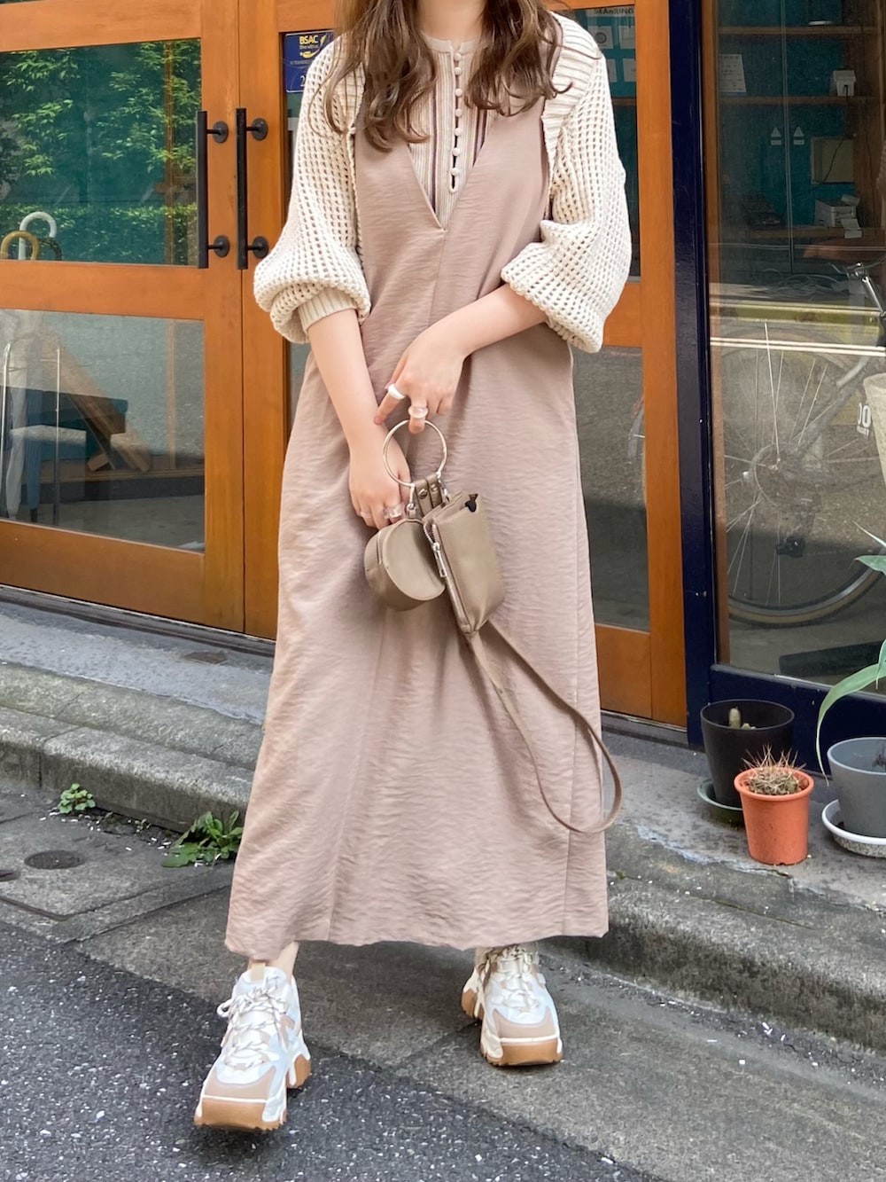 ベージュ系のカーディガン/ボレロ、ベージュ系のスニーカーを着用したレディースの夏コーディネートの5枚目の写真