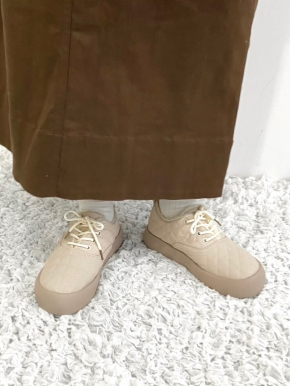 ベージュ系のスニーカーを着用したレディースの秋コーディネートの3枚目の写真