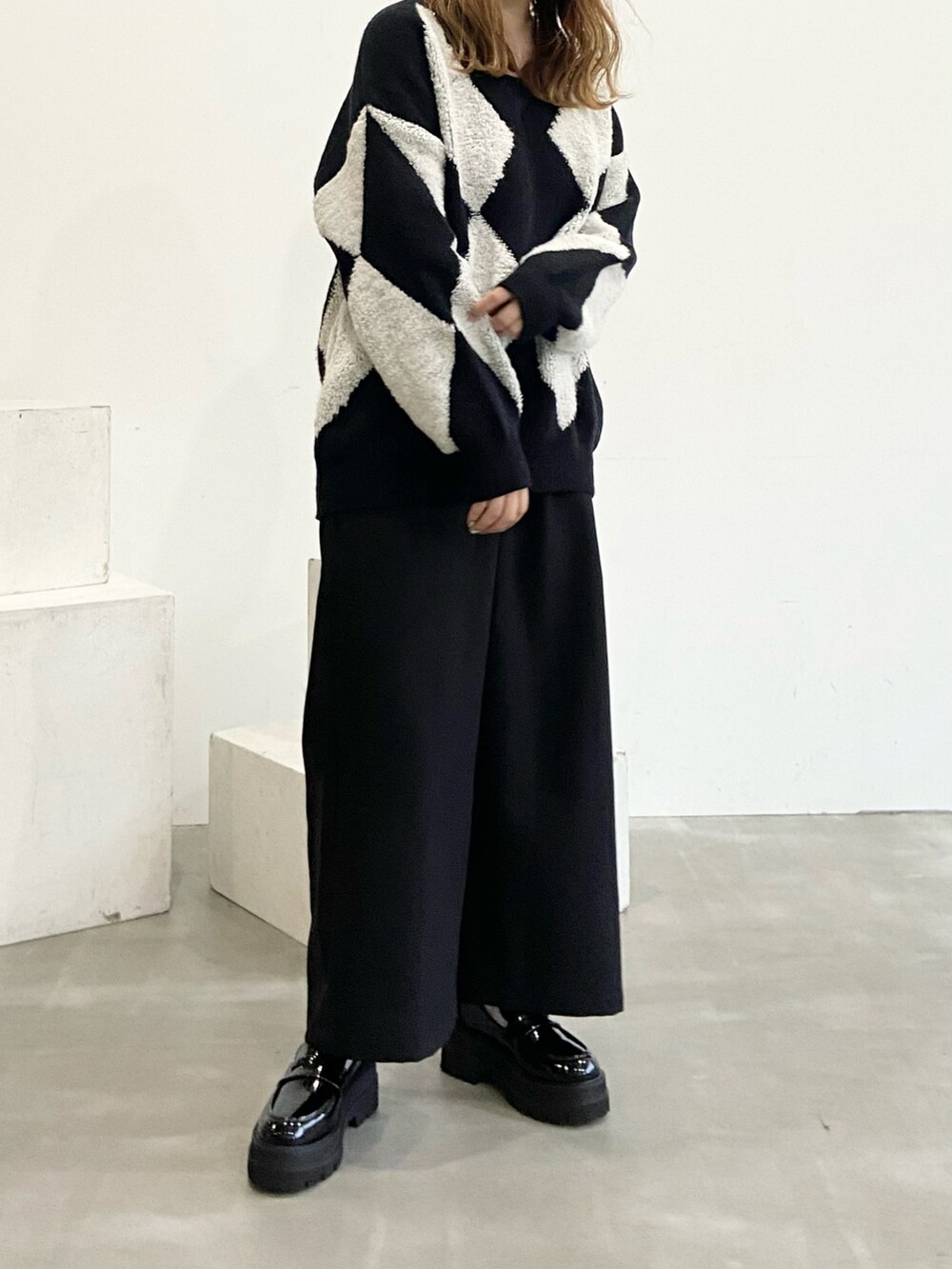 ブラック系のローファーを着用したレディースの冬コーディネートの2枚目の写真