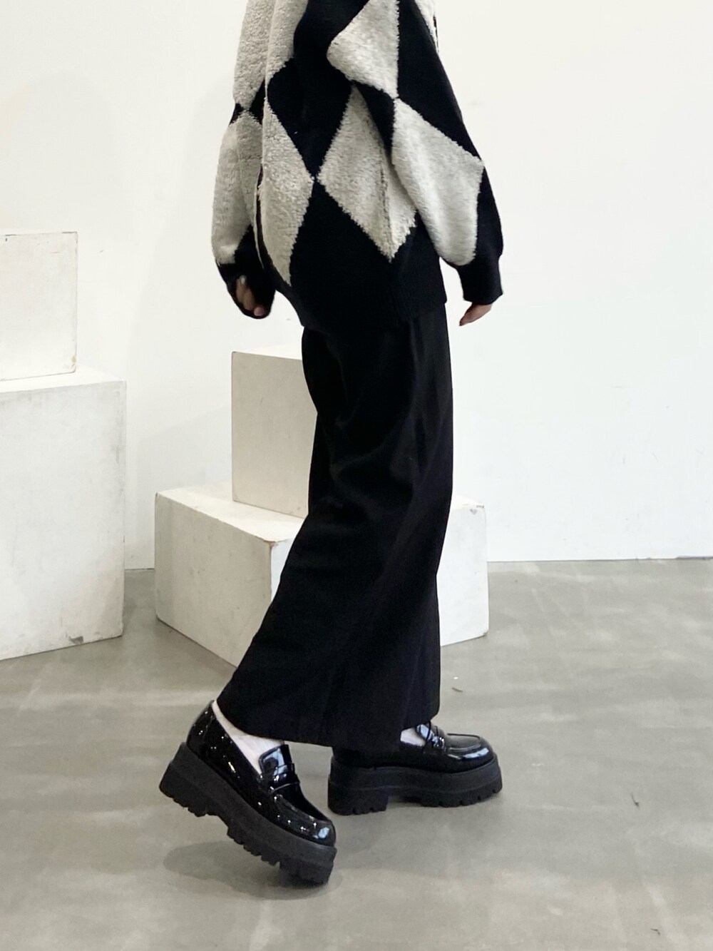 ブラック系のローファーを着用したレディースの冬コーディネートの4枚目の写真