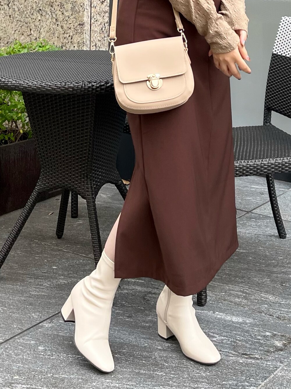 ホワイト系のブーツを着用したレディースの冬コーディネートの2枚目の写真