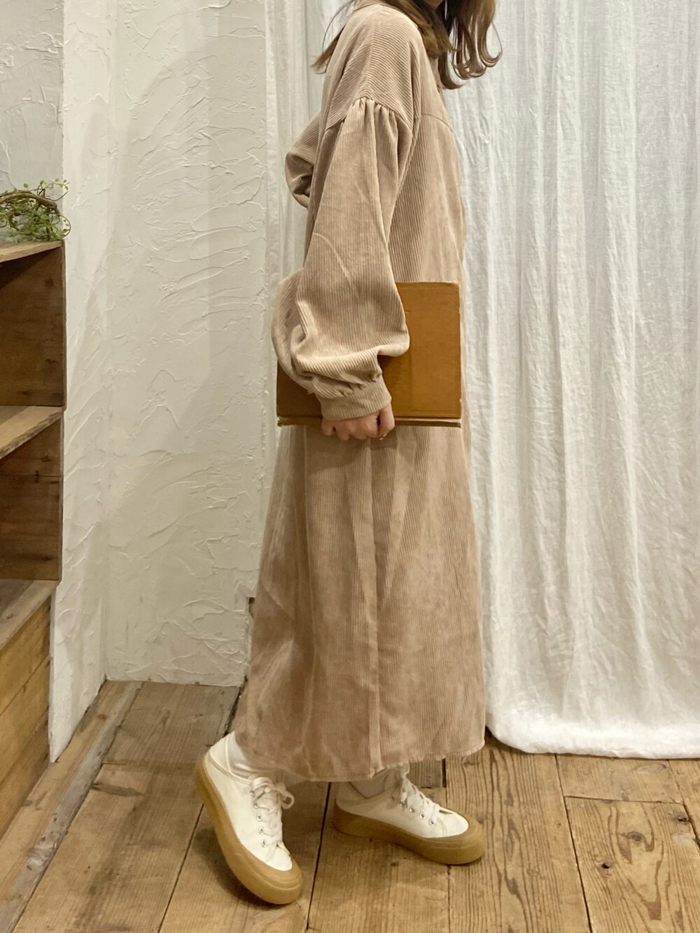 ベージュ系のワンピース、ベージュ系のスニーカーを着用したレディースの秋コーディネートの4枚目の写真