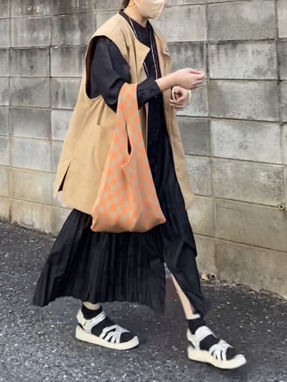 ブルー系のワンピース、ベージュ系のステンカラーコート、ホワイト系のサンダルを着用したレディースの春コーディネートの4枚目の写真