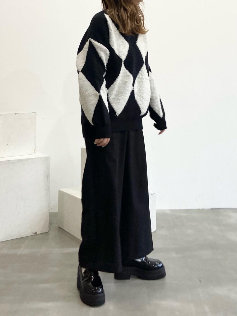 ブラック系のローファーを着用したレディースの冬コーディネートの3枚目の写真