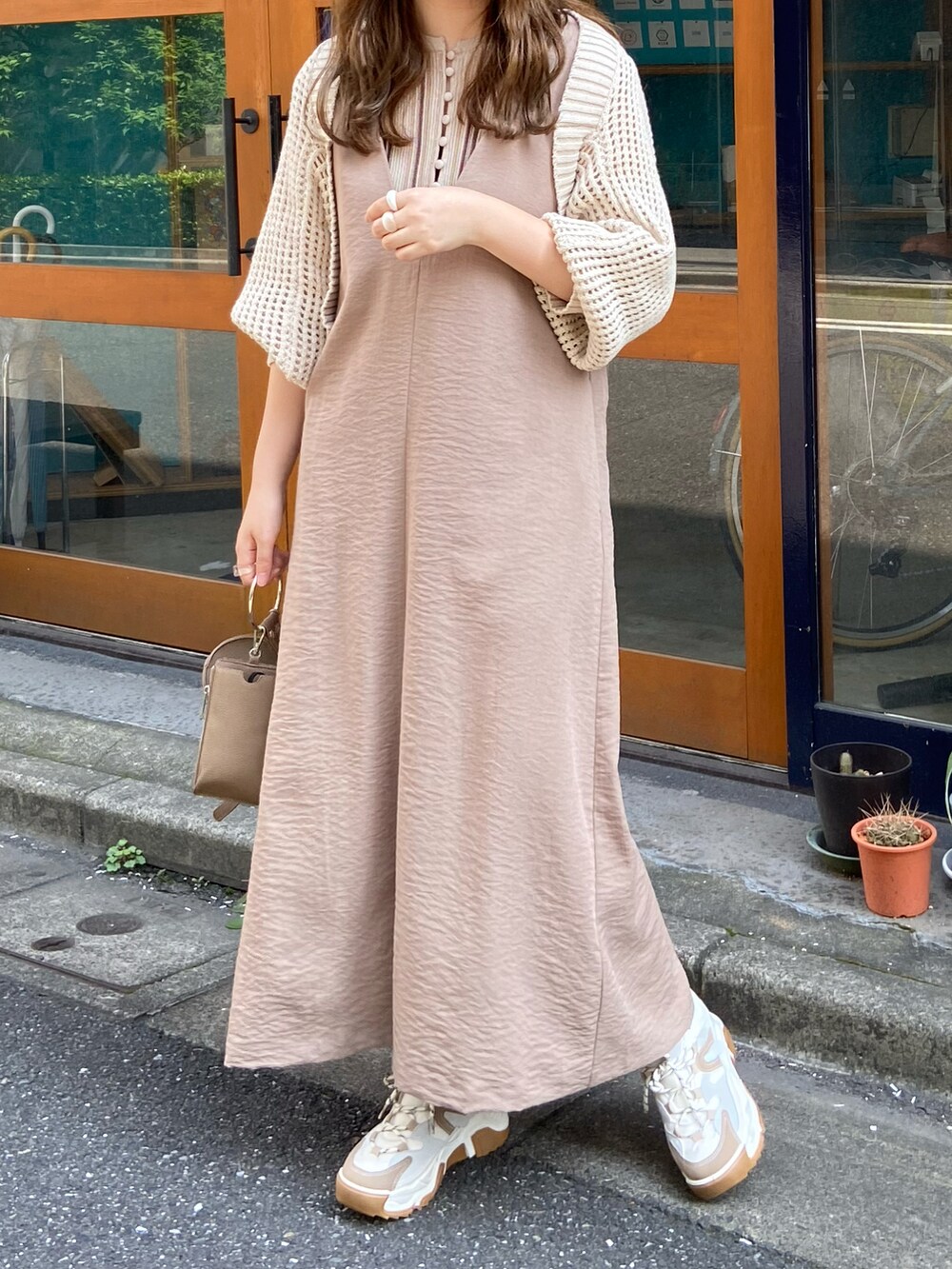 ベージュ系のカーディガン/ボレロ、ベージュ系のスニーカーを着用したレディースの夏コーディネートの3枚目の写真