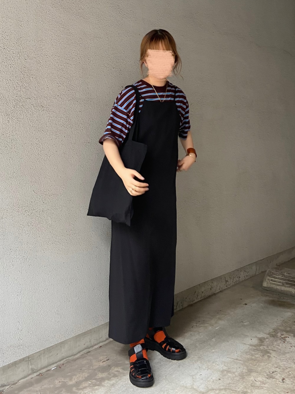 ブラック系のサンダル、ブラック系のワンピース、ブラウン系のTシャツ/カットソーを着用したレディースの夏コーディネートの2枚目の写真