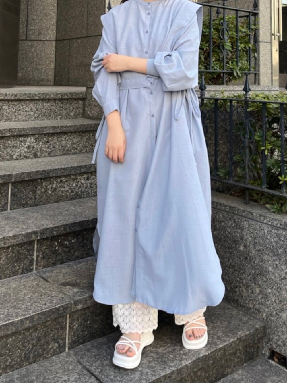 ブルー系のシャツワンピース、ホワイト系のその他パンツ、ホワイト系のサンダルを着用したレディースの春コーディネートの2枚目の写真