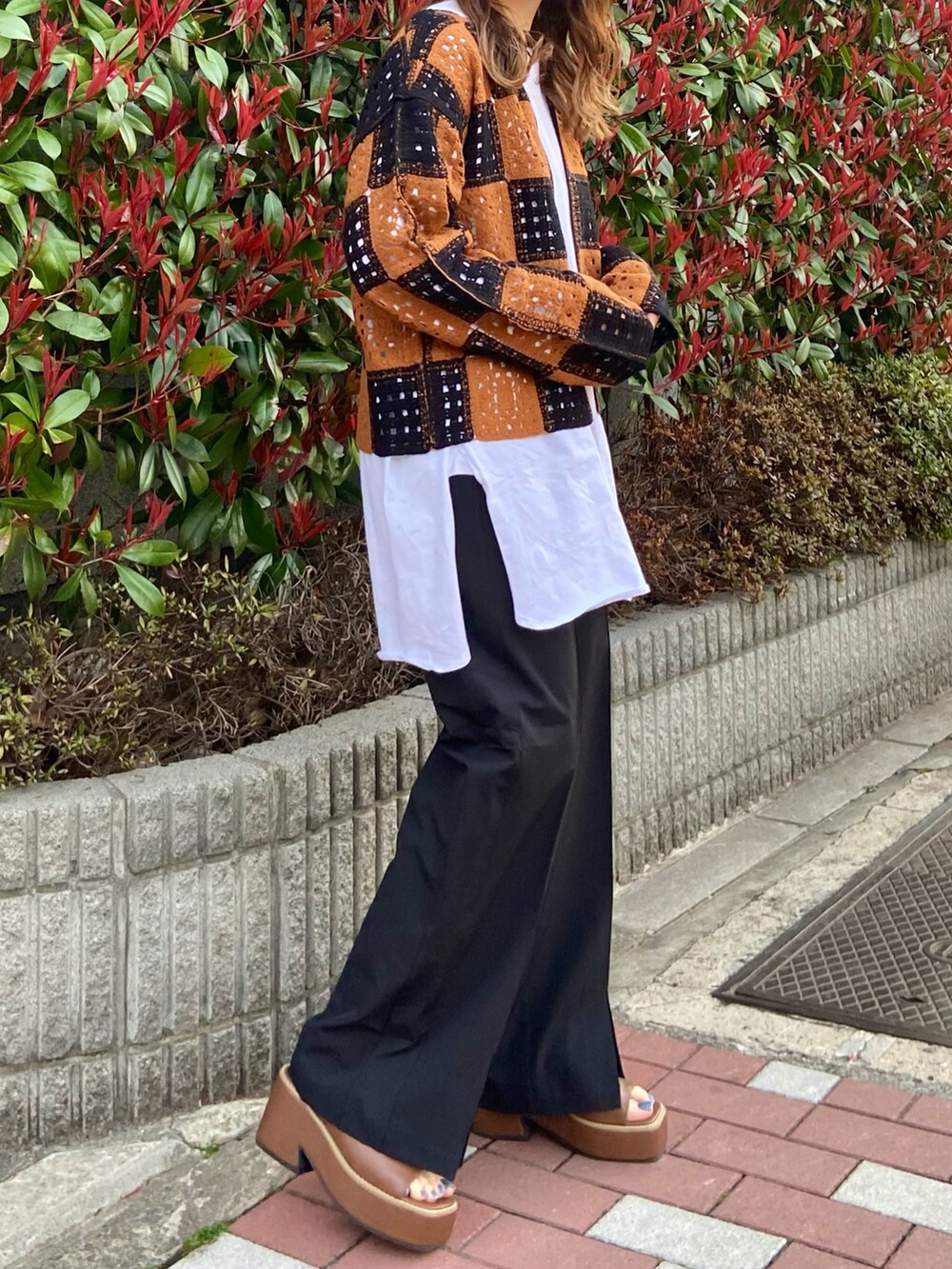ブラウン系のカーディガン/ボレロ、ブラック系のその他パンツ、ブラウン系のサンダルを着用したレディースの春コーディネートの2枚目の写真