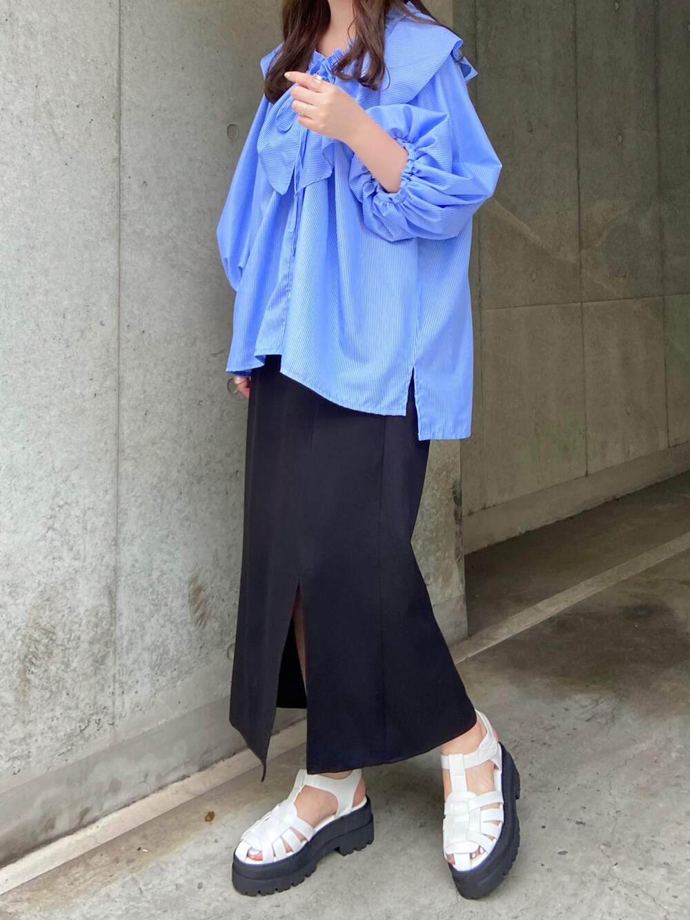 ブルー系のシャツ/ブラウス、ブラック系のスカート、ホワイト系のサンダルを着用したレディースの夏コーディネートの2枚目の写真