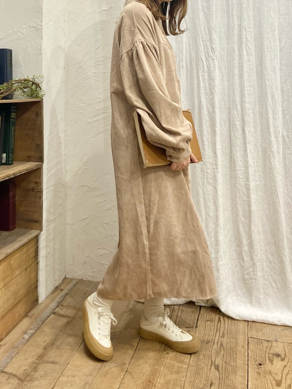 ベージュ系のワンピース、ベージュ系のスニーカーを着用したレディースの秋コーディネートの3枚目の写真