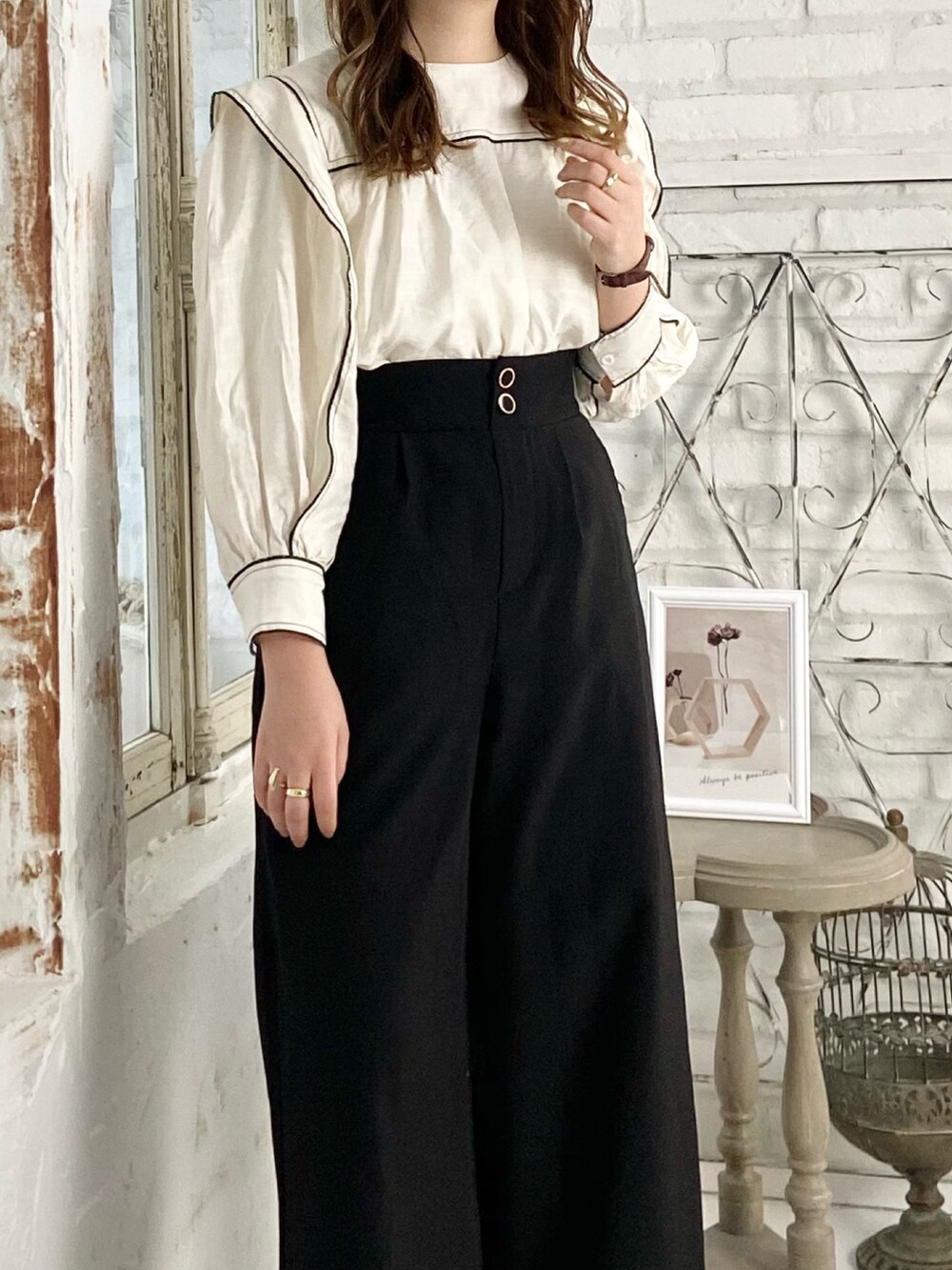 ベージュ系のシャツ/ブラウス、ブラック系のローファーを着用したレディースの春コーディネートの2枚目の写真