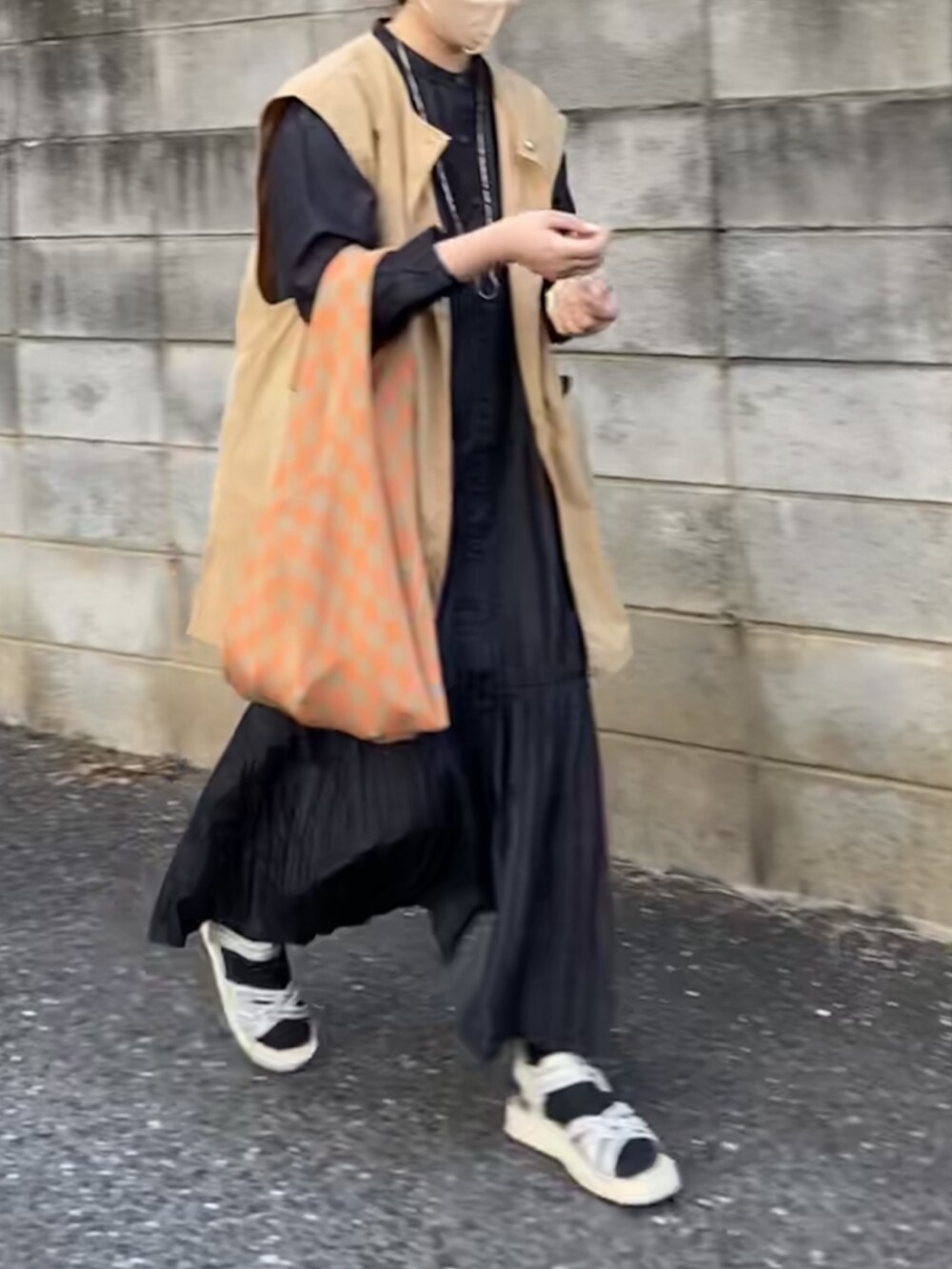 ブルー系のワンピース、ベージュ系のステンカラーコート、ホワイト系のサンダルを着用したレディースの春コーディネートの5枚目の写真