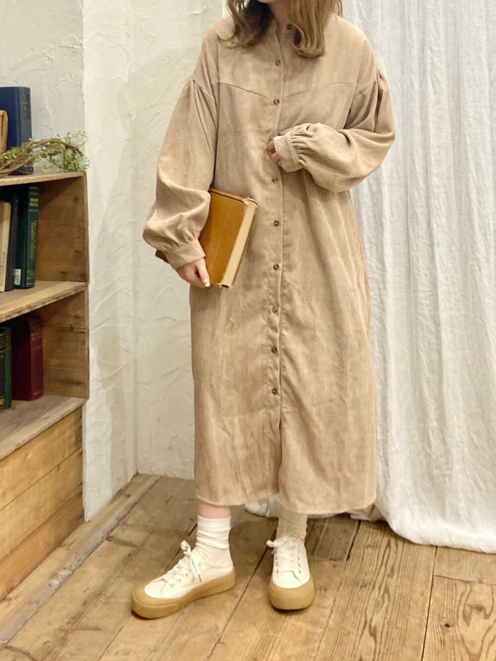 ベージュ系のワンピース、ベージュ系のスニーカーを着用したレディースの秋コーディネートの2枚目の写真