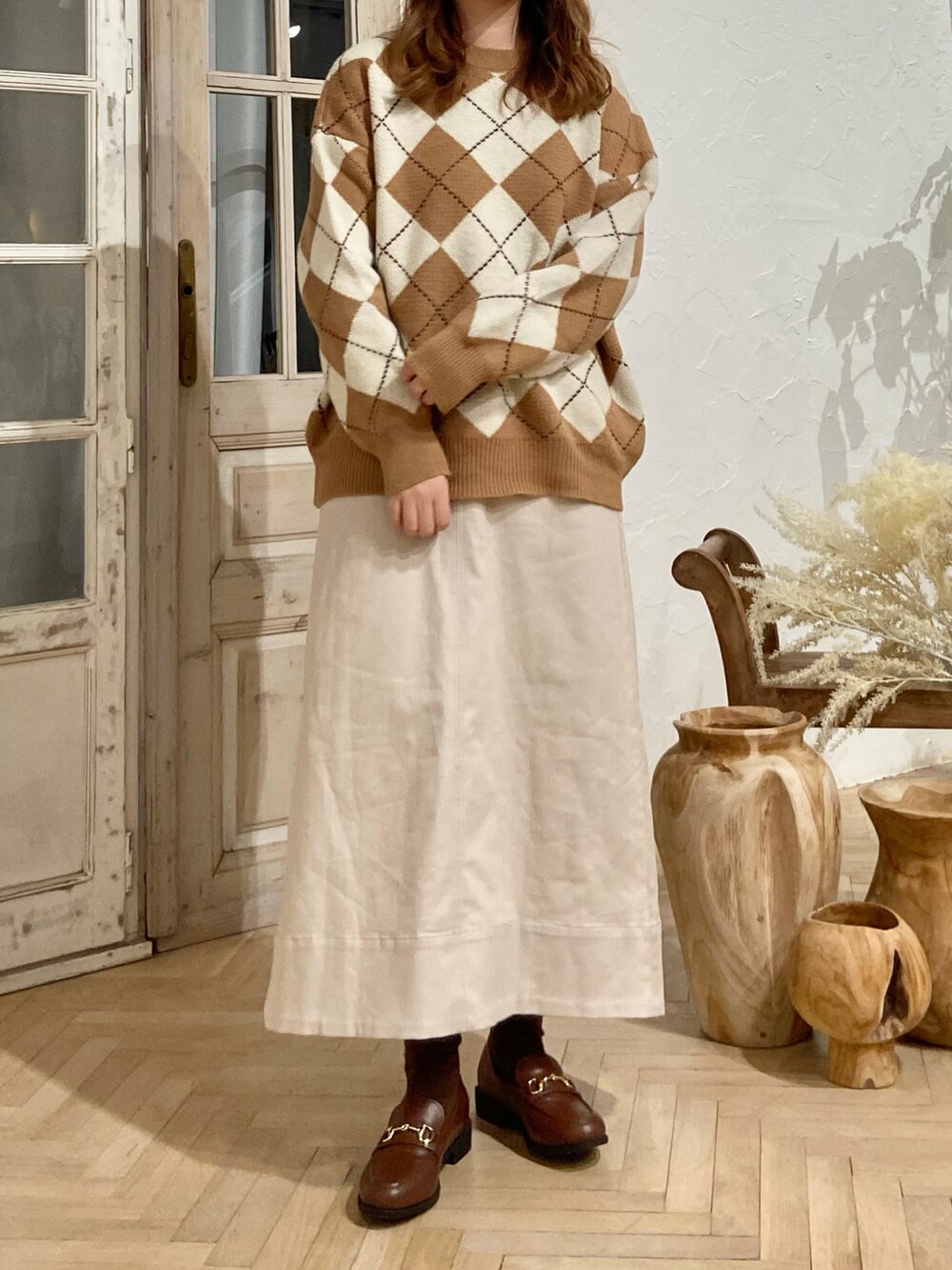 ブラウン系のローファーを着用したレディースの春コーディネートの2枚目の写真