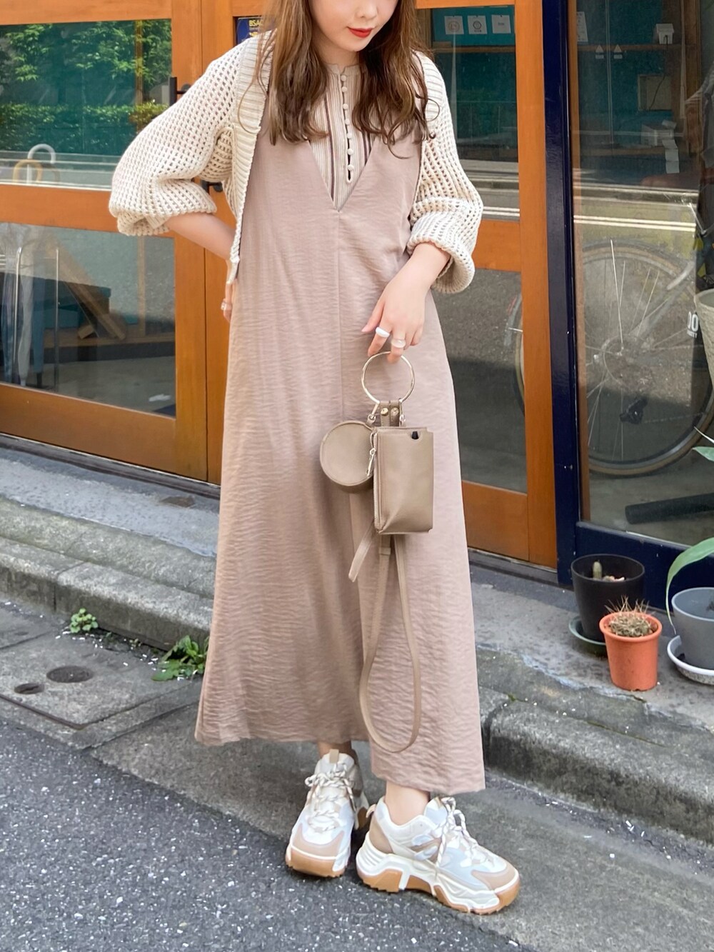 ベージュ系のカーディガン/ボレロ、ベージュ系のスニーカーを着用したレディースの夏コーディネートの2枚目の写真