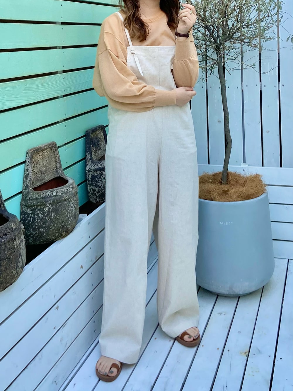 オレンジ系のTシャツ/カットソー、ホワイト系のサロペット/オーバーオールを着用したレディースの春コーディネートの2枚目の写真