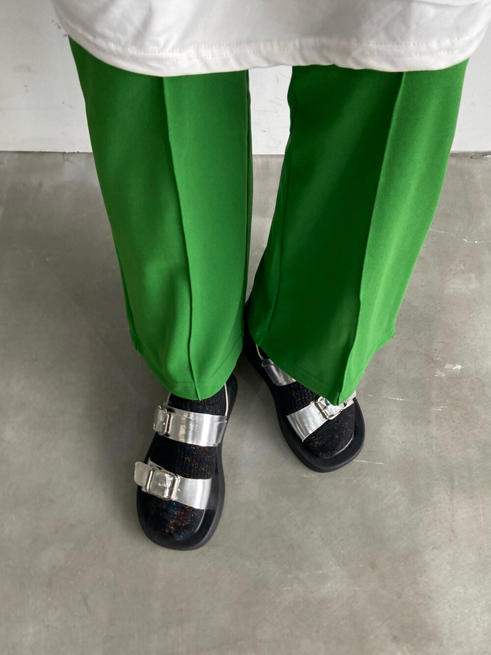 シルバー系のサンダル、グレー系のスウェット、グリーン系のその他パンツを着用したレディースの冬コーディネートの3枚目の写真