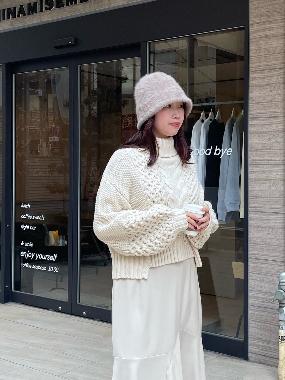 ホワイト系のニット/セーター、ホワイト系のスカートを着用したレディースの冬コーディネートの4枚目の写真