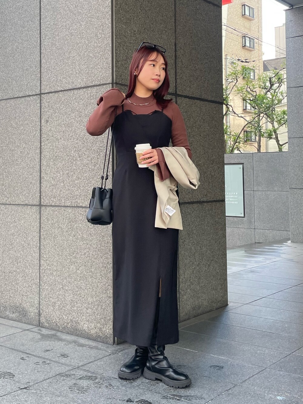 ブラウン系のニット/セーター、ブラック系のドレスを着用したレディースの冬コーディネートの4枚目の写真