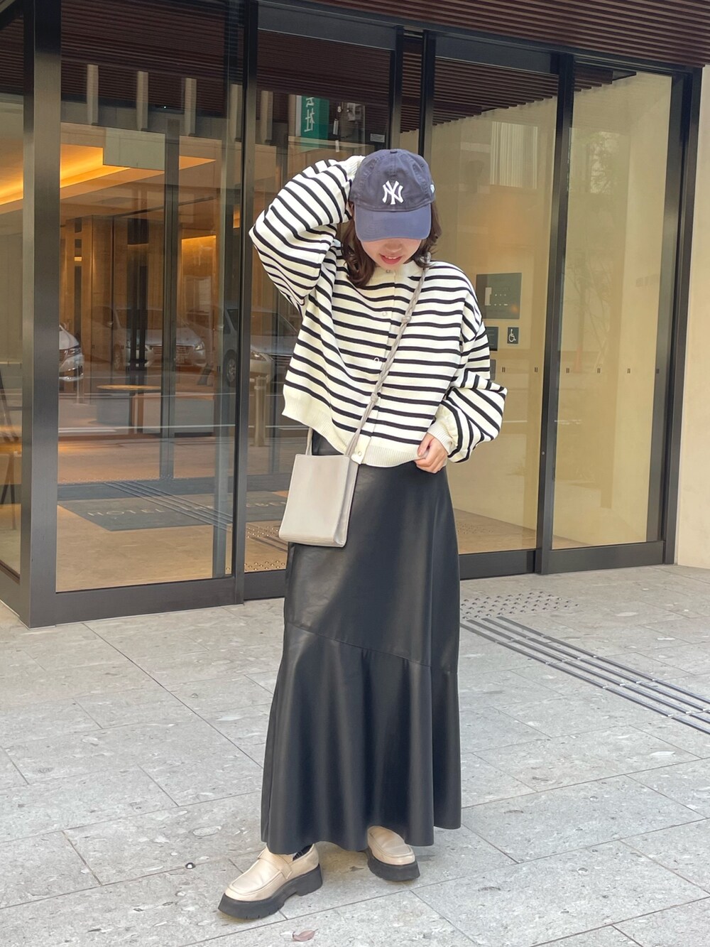 ホワイト系のブーツを着用したレディースの秋コーディネートの2枚目の写真